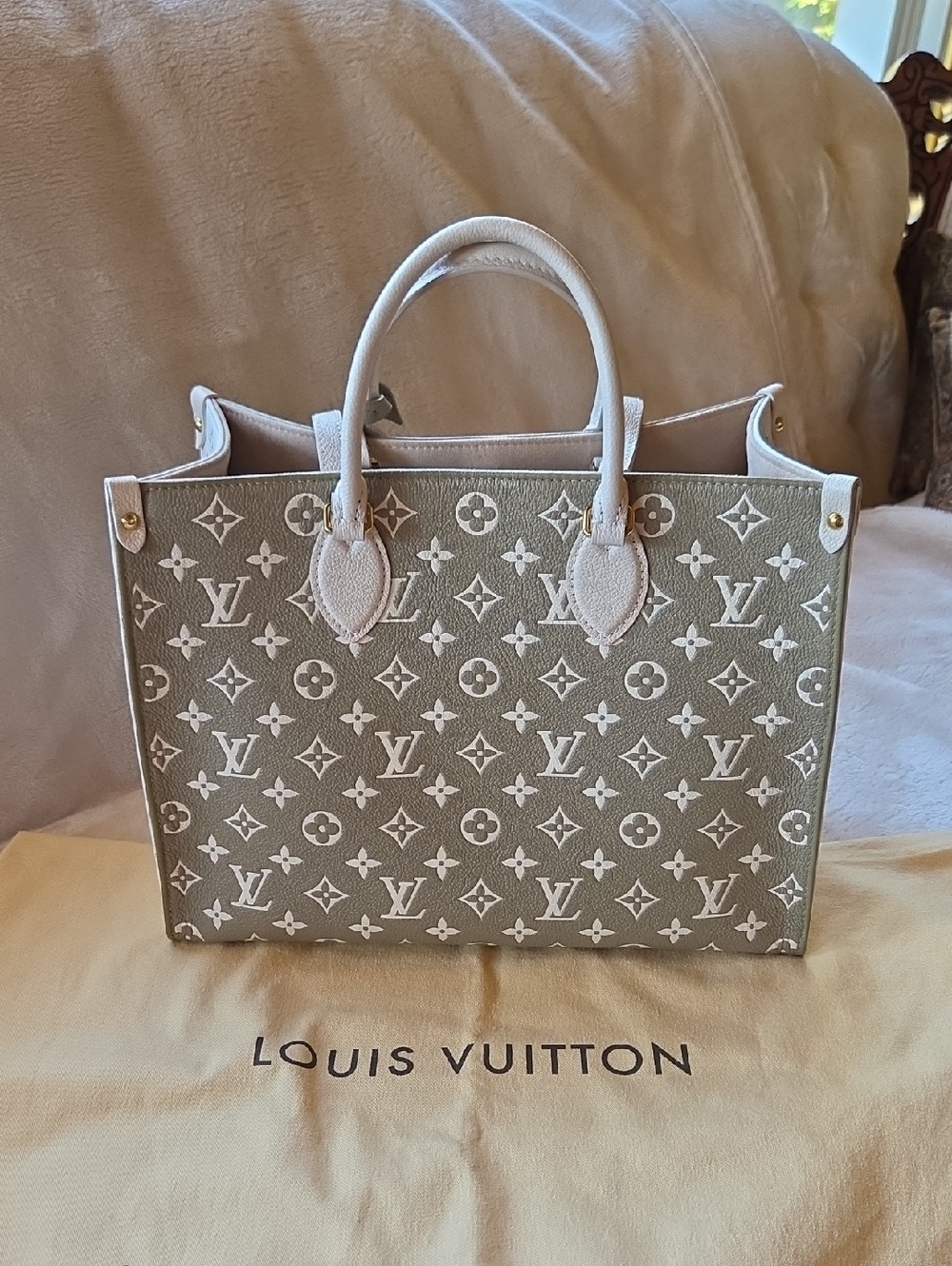 Louis Vuitton Grey and White Monogram Onthego MM Tote Empreinte - Picture 5 of 10